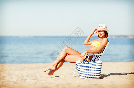 女孩在沙滩椅上晒日光浴 休息室 闲暇 躺椅 长椅图片