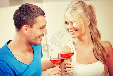 情侣饮酒 迷人的 家 男朋友 夫妻 亲热 微笑 畅快图片