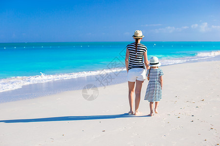 在Caribbean海滩看到年轻母亲和小女儿的背影 假期 孩子女孩高清图片素材