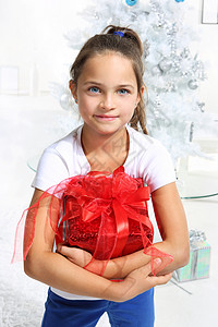带圣诞礼物的女孩 新年 十二月 脸 展示 女性 抓住背景图片