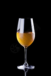 白酒的玻璃杯 白色的 食物 冷饮 葡萄酒 黑色的背景图片