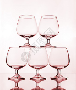 空葡萄酒堆叠 水 透明的 干净的 桌子 瓶子 眼镜背景图片