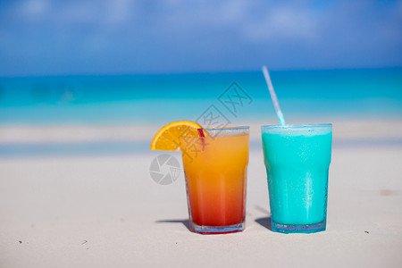在白沙滩上 紧贴蓝色的库拉索和芒果鸡尾酒 甜的背景图片