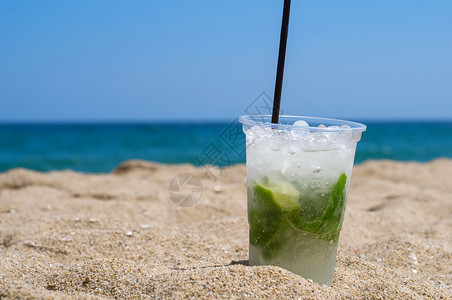 海滩上的莫吉托鸡尾酒茶点高清图片素材