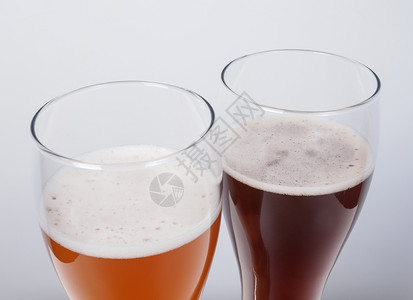 两杯德国啤酒 维曾 邓克尔小麦 玻璃 喝 扣篮 邓克威岑背景图片