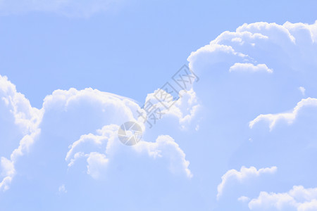 蓝色天空和干净的云 旅行 精神 多于 柔软的 太阳 白色的图片