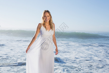 在海滩上穿白外衣的漂亮金发美女 沙滩装 户外 快乐高清图片