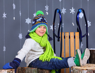 冬季时装 可爱快乐男孩的肖像 雪 树桩 手冬天高清图片素材