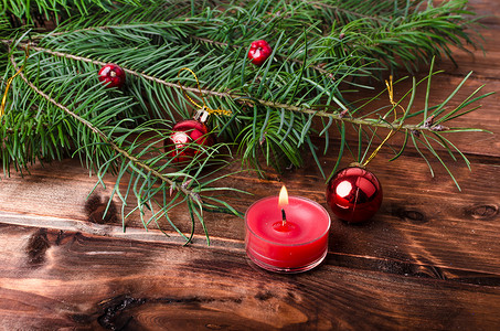 圣诞蜡烛和松针 松树 冬天 老的 假期 闪亮的 金子美丽的高清图片素材