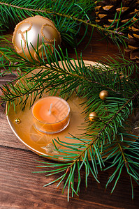 圣诞蜡烛和松针 冬天 金子 木制的 礼物 树 松树 木头美丽的高清图片素材