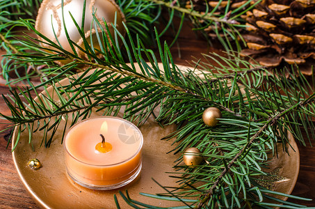 圣诞蜡烛和松针 球 红色的 冬天 木制的 松树 金子 假期边界高清图片素材