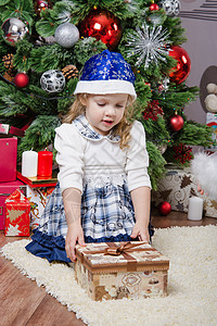 在圣诞树上送礼物的小女孩 玩具 舒适 盒子背景图片