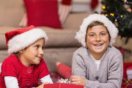 圣诞节封面幸福的哥哥和妹妹躺在封面上背景