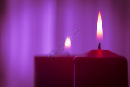 红蜡烛火焰 华丽的 圣诞节 宗教 优雅 季节 发光的 鲜明的色彩背景图片