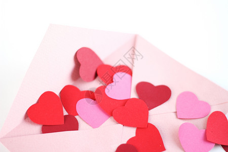 带有红心信封的信封 邮政 卡片 爱 周年纪念日 纸 浪漫背景图片