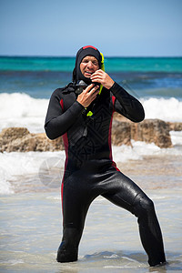 在海滩上戴潜水衣的男性潜水员 身穿潜水服在潜水面罩 游泳者 夏天图片