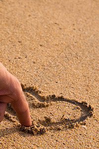 火种在沙沙中吸引爱心 简约的 沙粒 绘画 简单的图片
