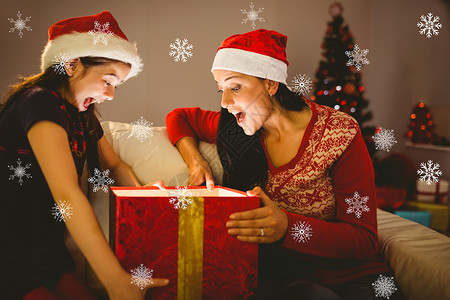 喜庆母亲和女儿的复合形象 开启了发光的圣诞礼物 展示 家庭背景图片