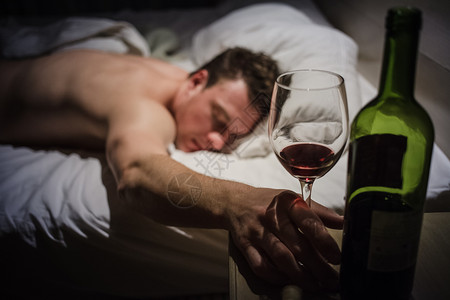 孤独的醉酒人睡觉 布泽尔 瓶子 受其影响 烟灰 葡萄酒背景图片