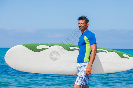冲浪男 腹肌 蓝色的 天空 海岸 合身 成人 身体 太阳背景图片