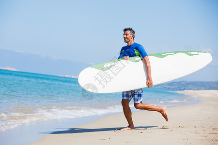 冲浪男 闲暇 木板 乐趣 冲浪板 夏天 男性 蓝色的 海浪背景图片