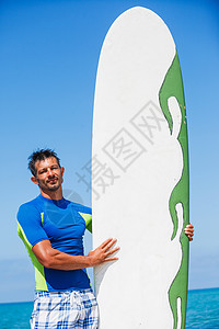 冲浪男 抓住 海岸 木板 夏天 冲浪板 男生背景图片