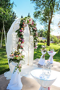 盛装的婚礼大拱门 用彩色花朵举行婚礼图片