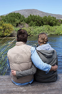 在湖边快乐的一对情侣 人 女性 男性 爱 绿色的背景图片