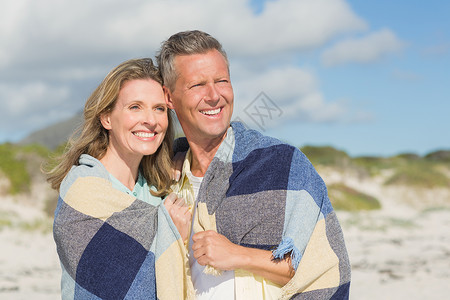 幸福的一对情侣用毯子包起来 自由 假期 快乐 夫妻背景图片