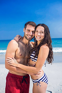 快乐的一对情侣在海滩拥抱 看镜头 漂亮的 男性背景图片