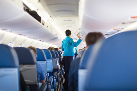 国内飞机内有乘客座椅 航空公司 行李 走道 旅游 室内的座位高清图片素材