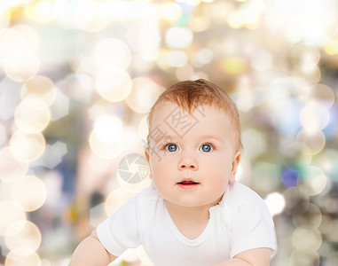 微笑的婴儿向上看干净的高清图片素材