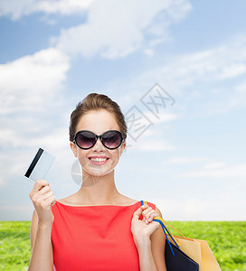 带购物袋和塑料卡的微笑妇女 购物狂 色调 购物者 购买销售高清图片素材