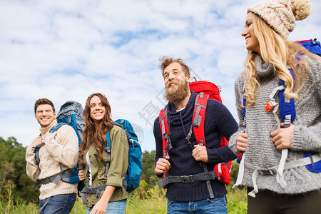 一群带着背包徒步微笑的朋友 旅行 森林 假期远足者高清图片素材