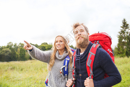 带背背包徒步的一对微笑的夫妇 活动 时间旅行者高清图片素材
