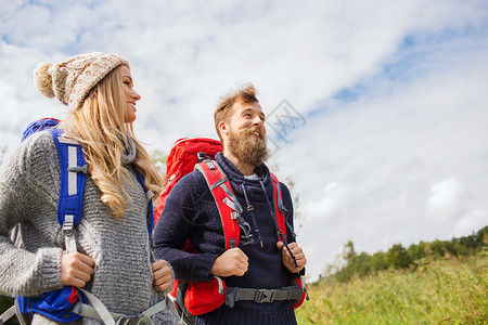 带背背包徒步的一对微笑的夫妇 运动 家庭 活动远足高清图片素材