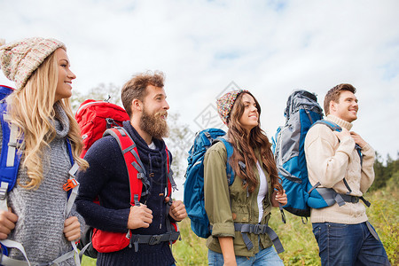 一群带着背包徒步微笑的朋友 闲暇 团队 游客 自然冒险高清图片素材