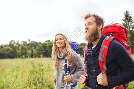 带背背包徒步的一对微笑的夫妇 远足者 运动 时间夏天高清图片素材