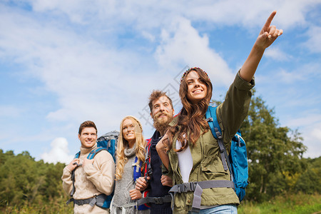一群带着背包徒步微笑的朋友 活动 探险家 森林 户外冒险高清图片素材