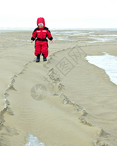 小女孩在沙沙海岸上奔波 喜悦 家庭 童年 春天 假期背景图片