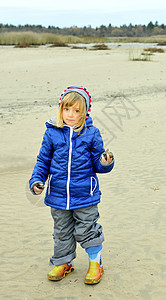 小女孩在沙沙海岸上奔波 女性 孩子 放松 寒冷的背景图片