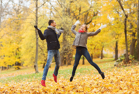 一对跳拉丁人在秋天公园玩得开心的情侣 约会 拉丁 美丽的 恋人背景