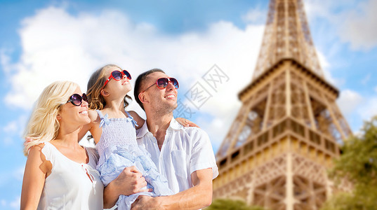 在爱菲尔塔背景的巴黎幸福家庭里高清图片