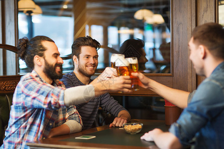 快乐的男性朋友在酒吧或酒吧喝啤酒 男人 常客吐司高清图片素材