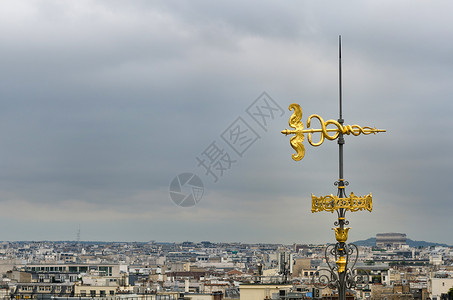 巴黎老佛爷百货以巴黎天线装饰的屋顶背景