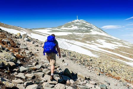 带着大旅行背包的登山者 期待着山地上 闲暇背景图片