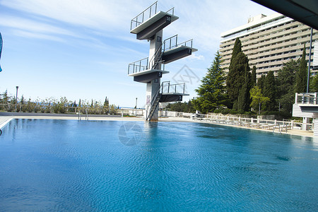 跳泳池 人字拖 游泳者 飞跃 水 游泳 自由 快乐的 蓝色的 身体木板高清图片素材