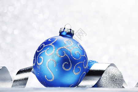 圣诞舞会和彩带 丝带 假期 火花 闪光 圣诞节 华丽的 白色的背景图片