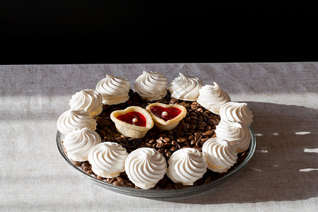 法式香草蛋白饼和两个甜心 糕点 情人节 夫妻 成形图片