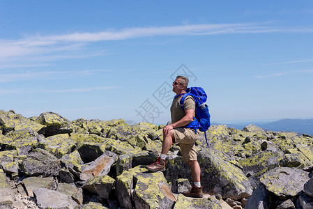 带着大旅行背包的登山者 期待着山地上 运动背景图片